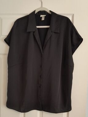 Ava & Viv Black Button-Front Short Sleeve Blouse